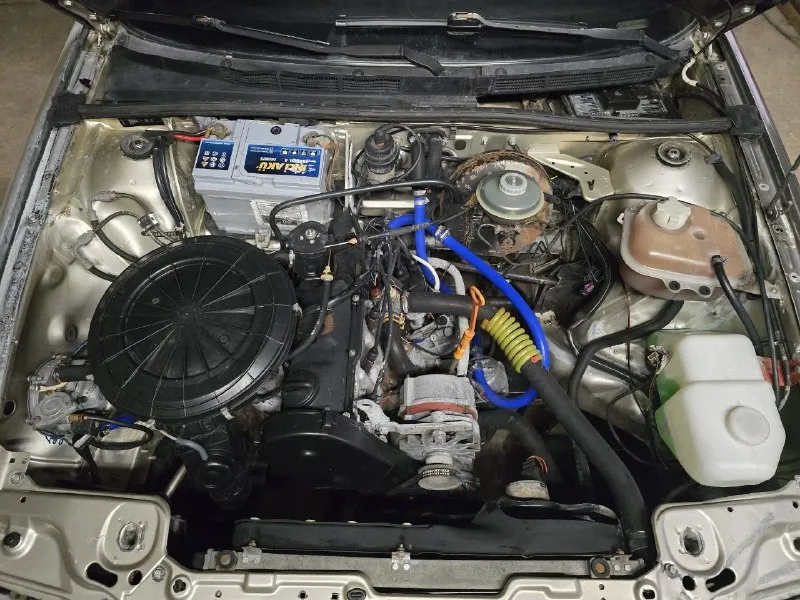 ​🇩🇪 audi 80 b3 (1.8s) — легендарная «бочка» в достойном состоянии! ​продаю свою первую машину. владею с душой, на обслуживании не экономил. если вы ищете надежный немецкий автомобиль с оцинкованным кузовом, который по комфорту и качеству обходит отечественный автопром — это ваш вариант. ​⚙️ техническая часть: ​двигатель 1.8s: работает бодро, выдает всю положенную мощность. подкапотное пространство в идеальном порядке, всё сухо и чисто. ​мкпп 5ступка: в идеальном состоянии. сделана полная замена масла, передачи включаются четко и плавно. ​одометр: сразу после покупки устранил типичную «болячку» этих моделей — заменил силиконовую шестеренку. сейчас пробег 173 000 км. честно скажу: настоящий пробег за 37 лет не знает никто, но состояние агрегатов отличное. ​зимний запуск: установлен подогрев двигателя, что критически важно в морозы. заводится в любую погоду. ​экономия: установлено (газ евро-2) — очень бюджетно по заправке. ​обслуживание: все фильтры и масла менялись во 📞 звоните: +7(949)3049850 - фотография - 2