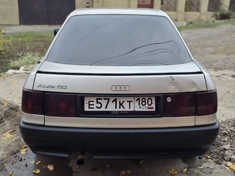 ​🇩🇪 audi 80 b3 (1.8s) — легендарная «бочка» в достойном состоянии! ​продаю свою первую машину. владею с душой, на обслуживании не экономил. если вы ищете надежный немецкий автомобиль с оцинкованным кузовом, который по комфорту и качеству обходит отечественный автопром — это ваш вариант. ​⚙️ техническая часть: ​двигатель 1.8s: работает бодро, выдает всю положенную мощность. подкапотное пространство в идеальном порядке, всё сухо и чисто. ​мкпп 5ступка: в идеальном состоянии. сделана полная замена масла, передачи включаются четко и плавно. ​одометр: сразу после покупки устранил типичную «болячку» этих моделей — заменил силиконовую шестеренку. сейчас пробег 173 000 км. честно скажу: настоящий пробег за 37 лет не знает никто, но состояние агрегатов отличное. ​зимний запуск: установлен подогрев двигателя, что критически важно в морозы. заводится в любую погоду. ​экономия: установлено (газ евро-2) — очень бюджетно по заправке. ​обслуживание: все фильтры и масла менялись во 📞 звоните: +7(949)3049850 - фотография - 3