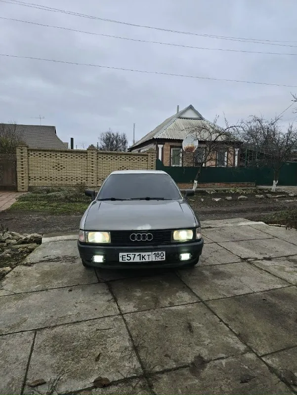 ​🇩🇪 audi 80 b3 (1.8s) — легендарная «бочка» в достойном состоянии! ​продаю свою первую машину. владею с душой, на обслуживании не экономил. если вы ищете надежный немецкий автомобиль с оцинкованным кузовом, который по комфорту и качеству обходит отечественный автопром — это ваш вариант. ​⚙️ техническая часть: ​двигатель 1.8s: работает бодро, выдает всю положенную мощность. подкапотное пространство в идеальном порядке, всё сухо и чисто. ​мкпп 5ступка: в идеальном состоянии. сделана полная замена масла, передачи включаются четко и плавно. ​одометр: сразу после покупки устранил типичную «болячку» этих моделей — заменил силиконовую шестеренку. сейчас пробег 173 000 км. честно скажу: настоящий пробег за 37 лет не знает никто, но состояние агрегатов отличное. ​зимний запуск: установлен подогрев двигателя, что критически важно в морозы. заводится в любую погоду. ​экономия: установлено (газ евро-2) — очень бюджетно по заправке. ​обслуживание: все фильтры и масла менялись во 📞 звоните: +7(949)3049850 - фотография - 5