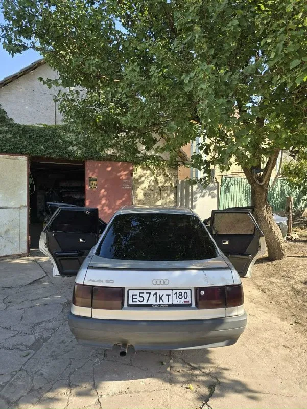​🇩🇪 audi 80 b3 (1.8s) — легендарная «бочка» в достойном состоянии! ​продаю свою первую машину. владею с душой, на обслуживании не экономил. если вы ищете надежный немецкий автомобиль с оцинкованным кузовом, который по комфорту и качеству обходит отечественный автопром — это ваш вариант. ​⚙️ техническая часть: ​двигатель 1.8s: работает бодро, выдает всю положенную мощность. подкапотное пространство в идеальном порядке, всё сухо и чисто. ​мкпп 5ступка: в идеальном состоянии. сделана полная замена масла, передачи включаются четко и плавно. ​одометр: сразу после покупки устранил типичную «болячку» этих моделей — заменил силиконовую шестеренку. сейчас пробег 173 000 км. честно скажу: настоящий пробег за 37 лет не знает никто, но состояние агрегатов отличное. ​зимний запуск: установлен подогрев двигателя, что критически важно в морозы. заводится в любую погоду. ​экономия: установлено (газ евро-2) — очень бюджетно по заправке. ​обслуживание: все фильтры и масла менялись во 📞 звоните: +7(949)3049850 - фотография - 6
