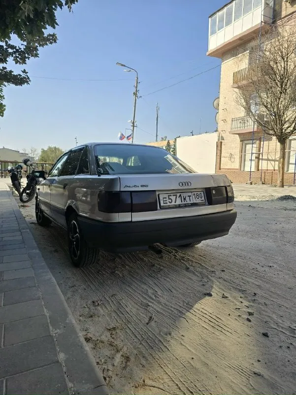 ​🇩🇪 audi 80 b3 (1.8s) — легендарная «бочка» в достойном состоянии! ​продаю свою первую машину. владею с душой, на обслуживании не экономил. если вы ищете надежный немецкий автомобиль с оцинкованным кузовом, который по комфорту и качеству обходит отечественный автопром — это ваш вариант. ​⚙️ техническая часть: ​двигатель 1.8s: работает бодро, выдает всю положенную мощность. подкапотное пространство в идеальном порядке, всё сухо и чисто. ​мкпп 5ступка: в идеальном состоянии. сделана полная замена масла, передачи включаются четко и плавно. ​одометр: сразу после покупки устранил типичную «болячку» этих моделей — заменил силиконовую шестеренку. сейчас пробег 173 000 км. честно скажу: настоящий пробег за 37 лет не знает никто, но состояние агрегатов отличное. ​зимний запуск: установлен подогрев двигателя, что критически важно в морозы. заводится в любую погоду. ​экономия: установлено (газ евро-2) — очень бюджетно по заправке. ​обслуживание: все фильтры и масла менялись во 📞 звоните: +7(949)3049850 - фотография - 7