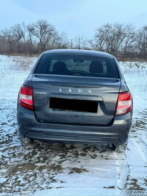Ваз granta fl 2020г один владелец, пробег 79.000км никаких такси и тд. , только личное использование. техническая часть в идеальном состоянии, ходовая, электрика и все прочее как на новом автомобиле. двигатель работает идеально, коробка так же, проблем и нареканий нет. все стекла родные, но лобовое с трещиной кузов так же в отличном состоянии, никаких царапин, сколов и вмятин, рыжиков нет. пороги в идеальном состоянии. резина отличная нордман 7 с документами никаких проблем, все кристально чисто. более подробно по телефону расскажу. цена 575.000₽ не большой торг осмотр в снежном ( те кто с далека, пишите в телеграмм, скину видео ) тел +79493441508 📞 звоните: +7(949)3441508 - фотография - 2