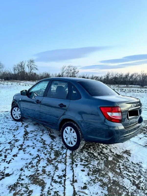 Ваз granta fl 2020г один владелец, пробег 79.000км никаких такси и тд. , только личное использование. техническая часть в идеальном состоянии, ходовая, электрика и все прочее как на новом автомобиле. двигатель работает идеально, коробка так же, проблем и нареканий нет. все стекла родные, но лобовое с трещиной кузов так же в отличном состоянии, никаких царапин, сколов и вмятин, рыжиков нет. пороги в идеальном состоянии. резина отличная нордман 7 с документами никаких проблем, все кристально чисто. более подробно по телефону расскажу. цена 575.000₽ не большой торг осмотр в снежном ( те кто с далека, пишите в телеграмм, скину видео ) тел +79493441508 📞 звоните: +7(949)3441508 - фотография - 3