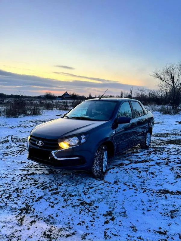 Ваз granta fl 2020г один владелец, пробег 79.000км никаких такси и тд. , только личное использование. техническая часть в идеальном состоянии, ходовая, электрика и все прочее как на новом автомобиле. двигатель работает идеально, коробка так же, проблем и нареканий нет. все стекла родные, но лобовое с трещиной кузов так же в отличном состоянии, никаких царапин, сколов и вмятин, рыжиков нет. пороги в идеальном состоянии. резина отличная нордман 7 с документами никаких проблем, все кристально чисто. более подробно по телефону расскажу. цена 575.000₽ не большой торг осмотр в снежном ( те кто с далека, пишите в телеграмм, скину видео ) тел +79493441508 📞 звоните: +7(949)3441508 - фотография - 4