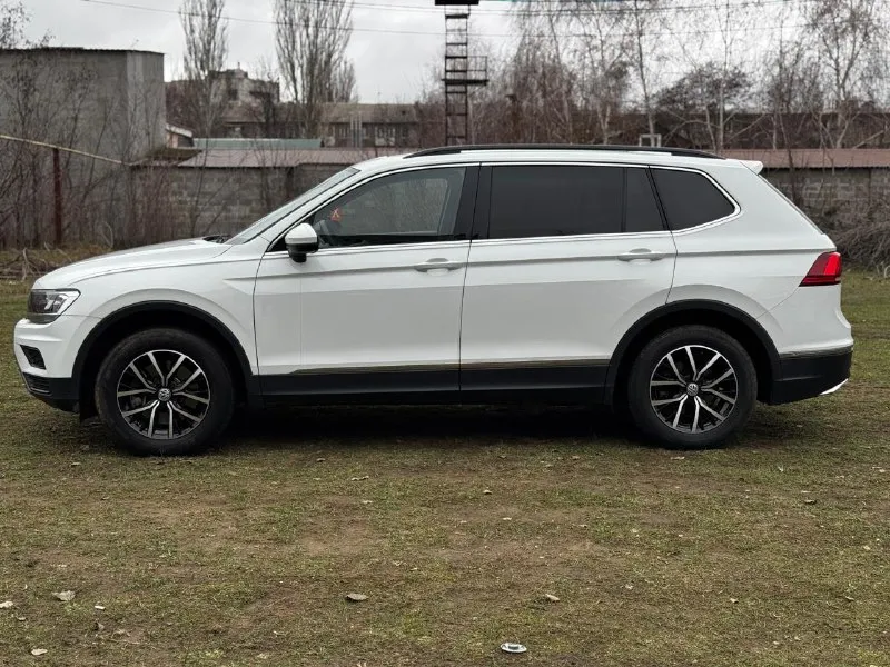 Продам 7-местный volkswagen tiguan 2021 г. объем 2,0. пробег 60 тыс. км. автомобиль в отличном состоянии, безопасность заводская, панорамная крыша, запуск двигателя с кнопки, адаптивный круиз-контроль, датчик слепых зон, климат контроль и тд. никаких вложений не требует. готов к проверкам на любом сто. осмотр автомобиля в г. енакиево. vin: 3vv3b7ax4mm060377 стоимость 3 млн. : +7 949 343-24-43; +7 949 326-26-77 📞 звоните: +7(949)3432443 - фотография - 3