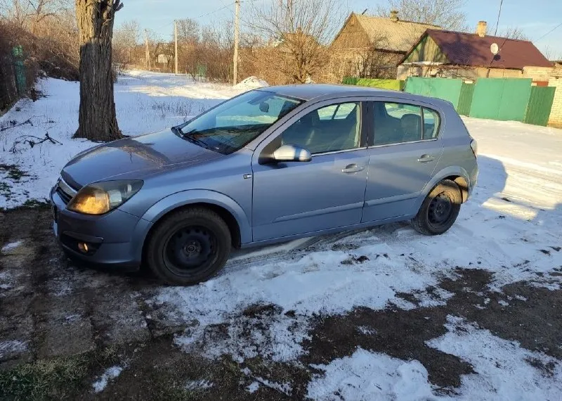 Продам opel astra h. 2004 год. пробег 218тыс. в отличном состоянии, в родном окрасе. двигатель1.6 не дымит работает ровно. коробка в отличном состоянии! ходовая не стучит не гремит. комплектация: климат-контроль, круиз-контроль, 6 подушек безопасности, датчик дождя, датчик света. машина пригнана в 21 году с европы. цена 640 торг. доп информация по тел:+79493701436 - фотография - 2