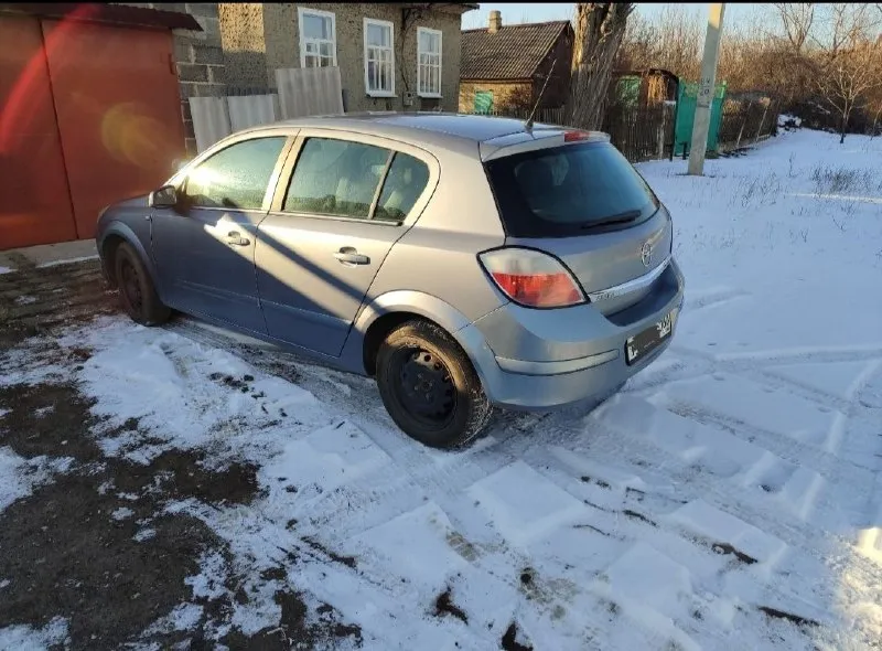 Продам opel astra h. 2004 год. пробег 218тыс. в отличном состоянии, в родном окрасе. двигатель1.6 не дымит работает ровно. коробка в отличном состоянии! ходовая не стучит не гремит. комплектация: климат-контроль, круиз-контроль, 6 подушек безопасности, датчик дождя, датчик света. машина пригнана в 21 году с европы. цена 640 торг. доп информация по тел:+79493701436 - фотография - 5