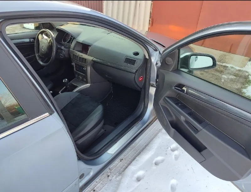 Продам opel astra h. 2004 год. пробег 218тыс. в отличном состоянии, в родном окрасе. двигатель1.6 не дымит работает ровно. коробка в отличном состоянии! ходовая не стучит не гремит. комплектация: климат-контроль, круиз-контроль, 6 подушек безопасности, датчик дождя, датчик света. машина пригнана в 21 году с европы. цена 640 торг. доп информация по тел:+79493701436 - фотография - 6
