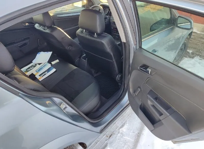 Продам opel astra h. 2004 год. пробег 218тыс. в отличном состоянии, в родном окрасе. двигатель1.6 не дымит работает ровно. коробка в отличном состоянии! ходовая не стучит не гремит. комплектация: климат-контроль, круиз-контроль, 6 подушек безопасности, датчик дождя, датчик света. машина пригнана в 21 году с европы. цена 640 торг. доп информация по тел:+79493701436 - фотография - 7