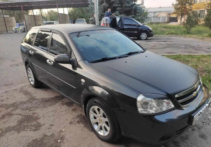 Продам chevrolet lacetti 2007 года выпуска. двигатель 1,8 л, 122 л. с. родной пробег 180 000км. комплектация: механическая коробка передач, антиблокировочная система (abs), airbag, сигнализация, кондиционер, подушки безопасности водителя и пассажира, кондиционер, регулировка руля по высоте, электропривод зеркал, электростеклоподъмники передние, гур. также установлено пропан. два комплекта колес и ключей я второй владелец по птс с 2012 года, возможно любое переоформление. машина была в бережной эксплуатации(в дтп не участвовала, не варена, не крашена, стекла все родные, салон в хорошем состоянии) обслуживалась во время. в хороших руках прослужит еще не один десяток лет. все дополнительные вопросы по телефону: +7(959)134-76-02 цена:620 000 рублей, торг у капота. осмотр авто г. луганск 📞 звоните: +7(959)1347602 - фотография - 2