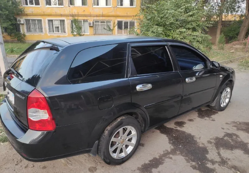 Продам chevrolet lacetti 2007 года выпуска. двигатель 1,8 л, 122 л. с. родной пробег 180 000км. комплектация: механическая коробка передач, антиблокировочная система (abs), airbag, сигнализация, кондиционер, подушки безопасности водителя и пассажира, кондиционер, регулировка руля по высоте, электропривод зеркал, электростеклоподъмники передние, гур. также установлено пропан. два комплекта колес и ключей я второй владелец по птс с 2012 года, возможно любое переоформление. машина была в бережной эксплуатации(в дтп не участвовала, не варена, не крашена, стекла все родные, салон в хорошем состоянии) обслуживалась во время. в хороших руках прослужит еще не один десяток лет. все дополнительные вопросы по телефону: +7(959)134-76-02 цена:620 000 рублей, торг у капота. осмотр авто г. луганск 📞 звоните: +7(959)1347602 - фотография - 3