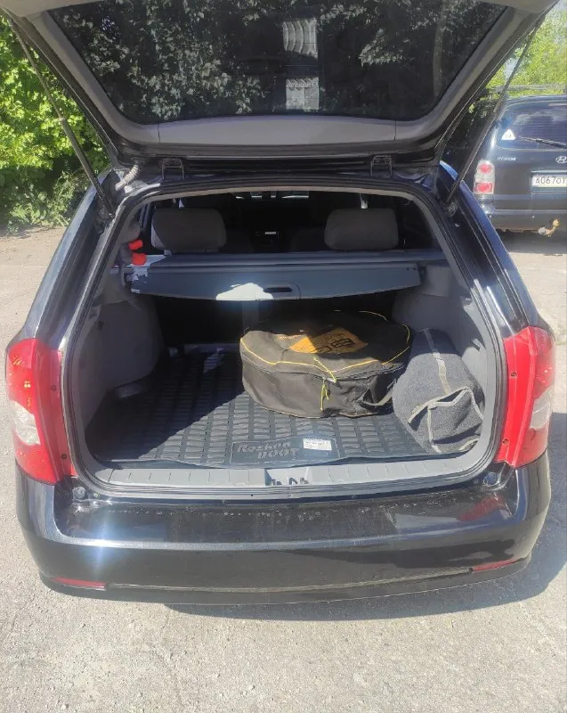 Продам chevrolet lacetti 2007 года выпуска. двигатель 1,8 л, 122 л. с. родной пробег 180 000км. комплектация: механическая коробка передач, антиблокировочная система (abs), airbag, сигнализация, кондиционер, подушки безопасности водителя и пассажира, кондиционер, регулировка руля по высоте, электропривод зеркал, электростеклоподъмники передние, гур. также установлено пропан. два комплекта колес и ключей я второй владелец по птс с 2012 года, возможно любое переоформление. машина была в бережной эксплуатации(в дтп не участвовала, не варена, не крашена, стекла все родные, салон в хорошем состоянии) обслуживалась во время. в хороших руках прослужит еще не один десяток лет. все дополнительные вопросы по телефону: +7(959)134-76-02 цена:620 000 рублей, торг у капота. осмотр авто г. луганск 📞 звоните: +7(959)1347602 - фотография - 4