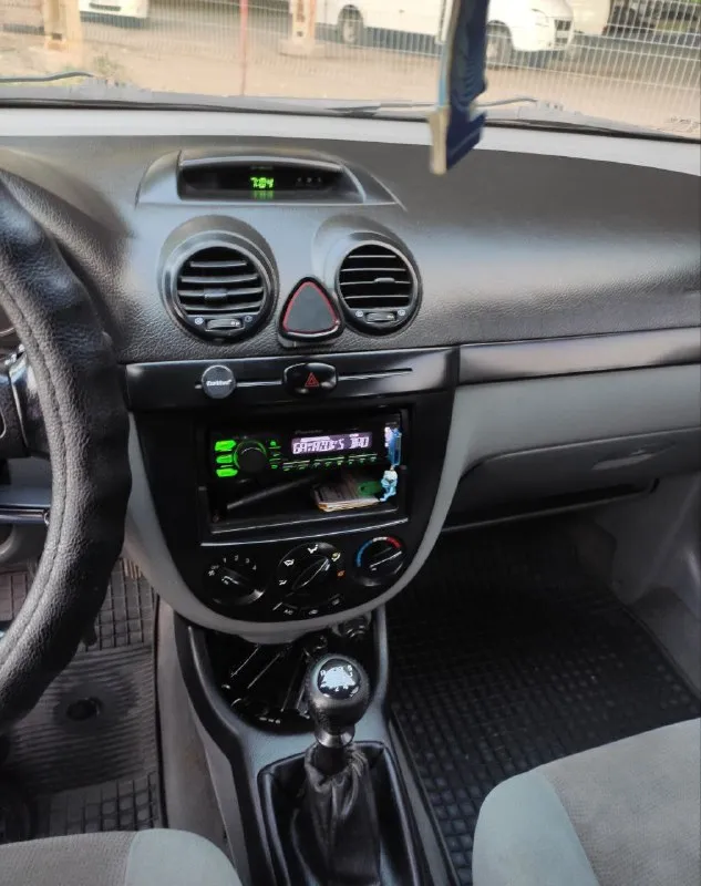 Продам chevrolet lacetti 2007 года выпуска. двигатель 1,8 л, 122 л. с. родной пробег 180 000км. комплектация: механическая коробка передач, антиблокировочная система (abs), airbag, сигнализация, кондиционер, подушки безопасности водителя и пассажира, кондиционер, регулировка руля по высоте, электропривод зеркал, электростеклоподъмники передние, гур. также установлено пропан. два комплекта колес и ключей я второй владелец по птс с 2012 года, возможно любое переоформление. машина была в бережной эксплуатации(в дтп не участвовала, не варена, не крашена, стекла все родные, салон в хорошем состоянии) обслуживалась во время. в хороших руках прослужит еще не один десяток лет. все дополнительные вопросы по телефону: +7(959)134-76-02 цена:620 000 рублей, торг у капота. осмотр авто г. луганск 📞 звоните: +7(959)1347602 - фотография - 5