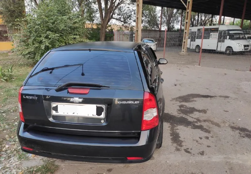 Продам chevrolet lacetti 2007 года выпуска. двигатель 1,8 л, 122 л. с. родной пробег 180 000км. комплектация: механическая коробка передач, антиблокировочная система (abs), airbag, сигнализация, кондиционер, подушки безопасности водителя и пассажира, кондиционер, регулировка руля по высоте, электропривод зеркал, электростеклоподъмники передние, гур. также установлено пропан. два комплекта колес и ключей я второй владелец по птс с 2012 года, возможно любое переоформление. машина была в бережной эксплуатации(в дтп не участвовала, не варена, не крашена, стекла все родные, салон в хорошем состоянии) обслуживалась во время. в хороших руках прослужит еще не один десяток лет. все дополнительные вопросы по телефону: +7(959)134-76-02 цена:620 000 рублей, торг у капота. осмотр авто г. луганск 📞 звоните: +7(959)1347602 - фотография - 6