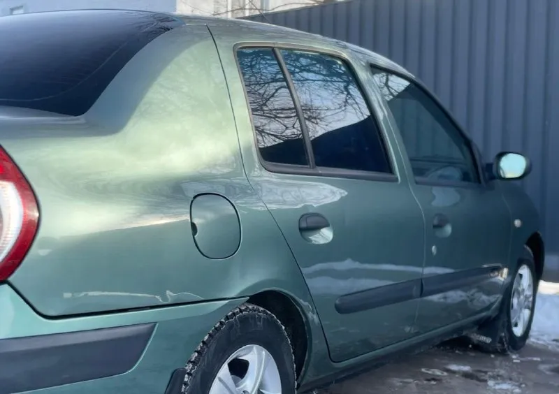 Продам renault symbol 2005 год, объем 1.4/механика автомобиль в идеальном состоянии, юридический чистый, эксплуатировался бережно, полностью обслужен и вложений не требует. без дтп родной пробег 198.261 автомобиль вложений не требует никаких, состояние сел поехал, ржавчины и гнили нет, днище не ржавое и не гнилое, мотор работает ровно, не троит не дымит, ходовая не стучит. салон в идеальном состоянии, потёртостей пятен нет, не прокуренный хорошая комплектация с кондером в авто все работает на 5+ - цена 340.000 торг при осмотре автомобиля. +79493947950 +79498573974 - фотография - 7