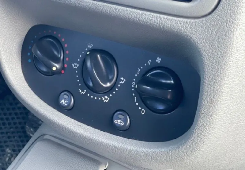 Продам renault symbol 2005 год, объем 1.4/механика автомобиль в идеальном состоянии, юридический чистый, эксплуатировался бережно, полностью обслужен и вложений не требует. без дтп родной пробег 198.261 автомобиль вложений не требует никаких, состояние сел поехал, ржавчины и гнили нет, днище не ржавое и не гнилое, мотор работает ровно, не троит не дымит, ходовая не стучит. салон в идеальном состоянии, потёртостей пятен нет, не прокуренный хорошая комплектация с кондером в авто все работает на 5+ - цена 340.000 торг при осмотре автомобиля. +79493947950 +79498573974 - фотография - 8