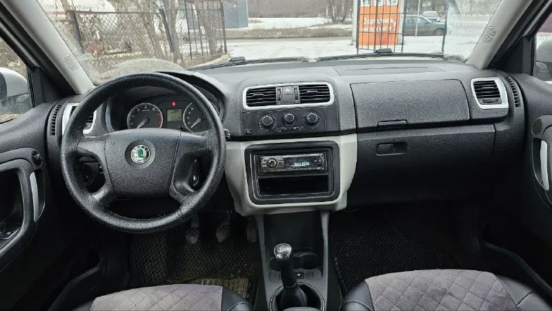 Skoda fabia год выпуска: 2007 тип кпп: механическая объем двигателя: 1.4 литра тип топлива: бензин пробег: 211 000 км цена:💥 440 000 рубли 💥 дополнительная информация: родной пробег родной окрас 1 хозяин бортовой компьютер кондиционер заводской ксенон в хорошем техническом состоянии кузов без гнили 📞 🇷🇺 +79495093428 +79498392499 - фотография - 7