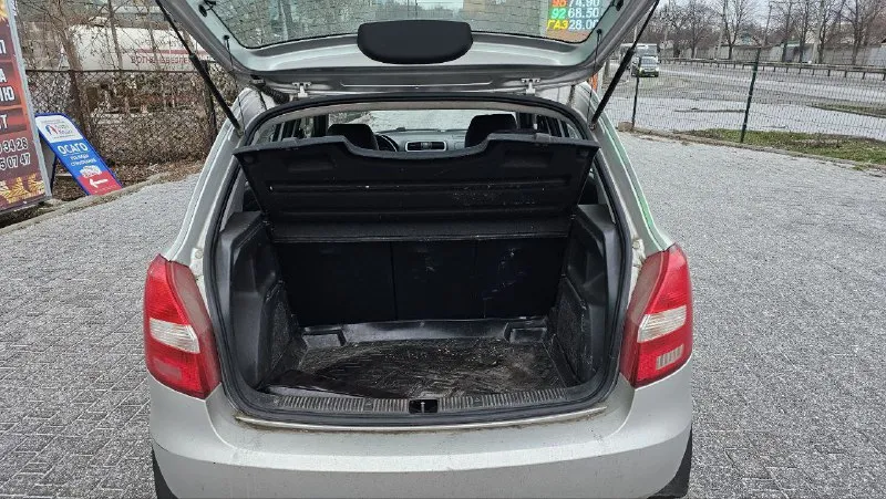 Skoda fabia год выпуска: 2007 тип кпп: механическая объем двигателя: 1.4 литра тип топлива: бензин пробег: 211 000 км цена:💥 440 000 рубли 💥 дополнительная информация: родной пробег родной окрас 1 хозяин бортовой компьютер кондиционер заводской ксенон в хорошем техническом состоянии кузов без гнили 📞 🇷🇺 +79495093428 +79498392499 - фотография - 8