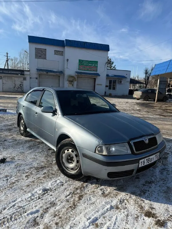 Продам шкода октавиа 2004 года рождения полностью на ходу сел и поехал все греет и морозит комплект летней резины на титанах газ бензин цена 420000₽ торг у капота все нюансы видны на фото машина каждый день на ходу кому интересно пишите звоните +79495259181 - фотография - 4