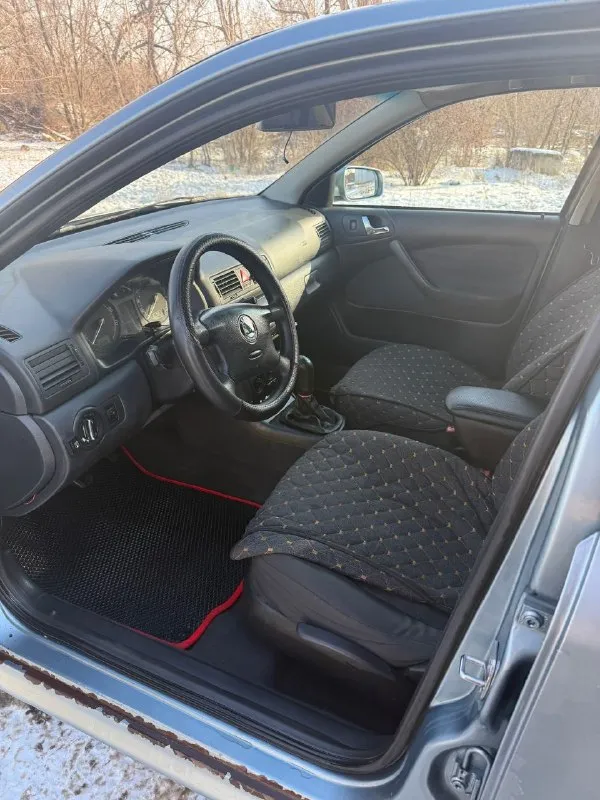 Продам шкода октавиа 2004 года рождения полностью на ходу сел и поехал все греет и морозит комплект летней резины на титанах газ бензин цена 420000₽ торг у капота все нюансы видны на фото машина каждый день на ходу кому интересно пишите звоните +79495259181 - фотография - 6