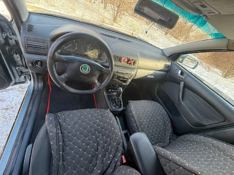 Продам шкода октавиа 2004 года рождения полностью на ходу сел и поехал все греет и морозит комплект летней резины на титанах газ бензин цена 420000₽ торг у капота все нюансы видны на фото машина каждый день на ходу кому интересно пишите звоните +79495259181 - фотография - 7