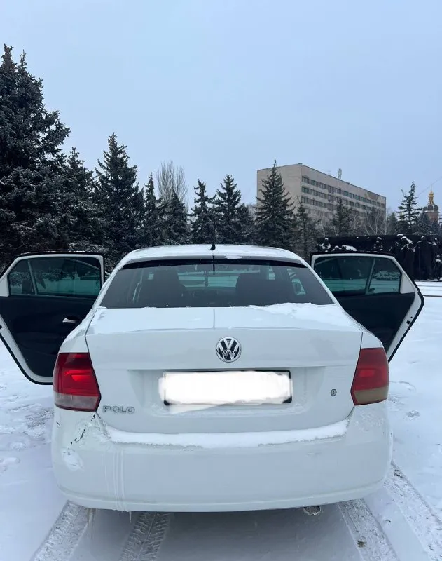 Продам volkswagen polo ( volkswagen поло) 2014 г. в. 1.6 мт 189 тыс. пробег. максимальная комплектация этого года!автомобиль полностью обслужен вложений не требует, сел поехал. двигатель масло не ест и не дымит не троит, цепь не тарахтит, работает отлично! коробка все передачи включаются плавно. кузов оцинкован в отличном состоянии. гур, abs, airbag, климат контроль греет холодит, передние, задние стеклоподъемники, подогрев сидений, обогрев заднего стекла электрорегулировка зеркал с подогревом. резина хорошая лето, зимняя в подарок. для переоформления поеду с вами в мрео. остальные вопросы по телефону. цена 790 тысяч рублей торг реальному покупателю. г. горловка +79495625234 мобильный, telegram, whatsapp. звонить можно в любое время. 📲 tg: денис 📞 звоните: +7(949)5625234 - фотография - 4