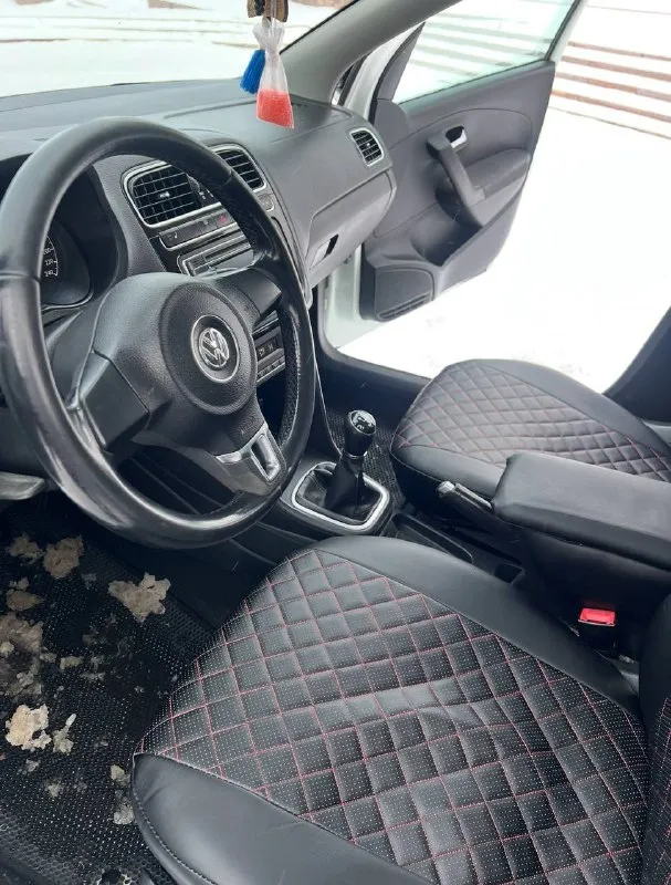 Продам volkswagen polo ( volkswagen поло) 2014 г. в. 1.6 мт 189 тыс. пробег. максимальная комплектация этого года!автомобиль полностью обслужен вложений не требует, сел поехал. двигатель масло не ест и не дымит не троит, цепь не тарахтит, работает отлично! коробка все передачи включаются плавно. кузов оцинкован в отличном состоянии. гур, abs, airbag, климат контроль греет холодит, передние, задние стеклоподъемники, подогрев сидений, обогрев заднего стекла электрорегулировка зеркал с подогревом. резина хорошая лето, зимняя в подарок. для переоформления поеду с вами в мрео. остальные вопросы по телефону. цена 790 тысяч рублей торг реальному покупателю. г. горловка +79495625234 мобильный, telegram, whatsapp. звонить можно в любое время. 📲 tg: денис 📞 звоните: +7(949)5625234 - фотография - 6