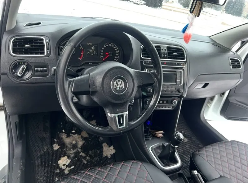 Продам volkswagen polo ( volkswagen поло) 2014 г. в. 1.6 мт 189 тыс. пробег. максимальная комплектация этого года!автомобиль полностью обслужен вложений не требует, сел поехал. двигатель масло не ест и не дымит не троит, цепь не тарахтит, работает отлично! коробка все передачи включаются плавно. кузов оцинкован в отличном состоянии. гур, abs, airbag, климат контроль греет холодит, передние, задние стеклоподъемники, подогрев сидений, обогрев заднего стекла электрорегулировка зеркал с подогревом. резина хорошая лето, зимняя в подарок. для переоформления поеду с вами в мрео. остальные вопросы по телефону. цена 790 тысяч рублей торг реальному покупателю. г. горловка +79495625234 мобильный, telegram, whatsapp. звонить можно в любое время. 📲 tg: денис 📞 звоните: +7(949)5625234 - фотография - 7