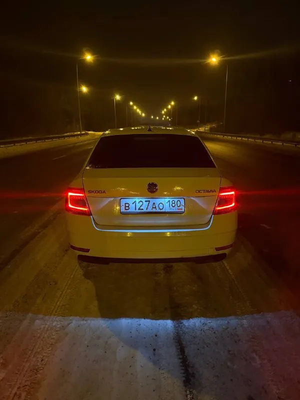 Продам skoda octavia a7 mk3 2017 г. в. мотор 1.6 110 л/с. на самом надежном и экономичном моторе. расход по трассе 6 литров. мотор и коробка без нареканий. пробег 215.000 км. новая зимняя резина. по комплектации: передние стеклоподъемники, abs, esp, кондиционер, подогрев передних сидений, установлен руль с более богатой комплектации нужно активировать (большие очереди у хороших электриков), автозапуск. по машине много чего сделано за последнее время. ходовая часть перебиралась в конце октября. из последнего: 27.12.25 замена помпы, ремня, термостатов. 12.01.26 замена передних сайлетблоков, передних ступичных подшипников. 19.01.26 замена всех топливных форсунок. также выполнен пересвет всех кнопок. я хозяин. машина в достойном состоянии. остальные вопросы по телефону +79497061016. цена:1.300.000+торг. любые проверки на любых сто. - фотография - 2