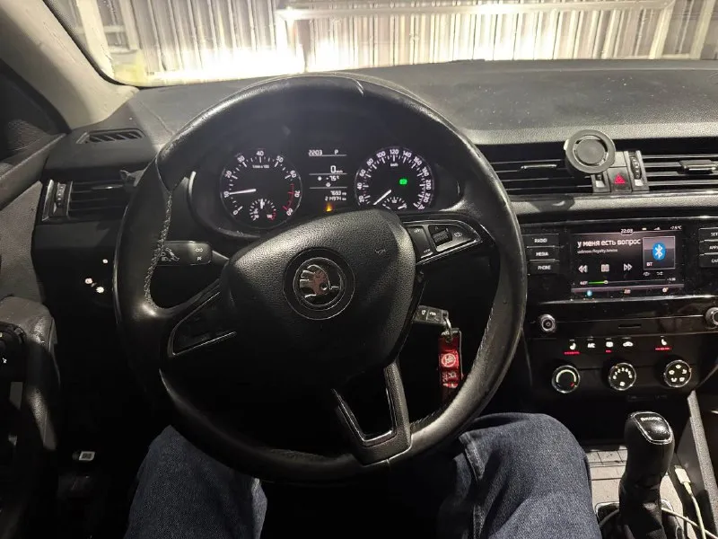 Продам skoda octavia a7 mk3 2017 г. в. мотор 1.6 110 л/с. на самом надежном и экономичном моторе. расход по трассе 6 литров. мотор и коробка без нареканий. пробег 215.000 км. новая зимняя резина. по комплектации: передние стеклоподъемники, abs, esp, кондиционер, подогрев передних сидений, установлен руль с более богатой комплектации нужно активировать (большие очереди у хороших электриков), автозапуск. по машине много чего сделано за последнее время. ходовая часть перебиралась в конце октября. из последнего: 27.12.25 замена помпы, ремня, термостатов. 12.01.26 замена передних сайлетблоков, передних ступичных подшипников. 19.01.26 замена всех топливных форсунок. также выполнен пересвет всех кнопок. я хозяин. машина в достойном состоянии. остальные вопросы по телефону +79497061016. цена:1.300.000+торг. любые проверки на любых сто. - фотография - 9