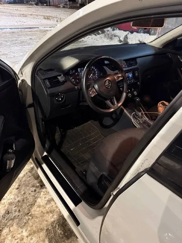 Продам skoda octavia a7 mk3 2017 г. в. мотор 1.6 110 л/с. на самом надежном и экономичном моторе. расход по трассе 6 литров. мотор и коробка без нареканий. пробег 215.000 км. новая зимняя резина. по комплектации: передние стеклоподъемники, abs, esp, кондиционер, подогрев передних сидений, установлен руль с более богатой комплектации нужно активировать (большие очереди у хороших электриков), автозапуск. по машине много чего сделано за последнее время. ходовая часть перебиралась в конце октября. из последнего: 27.12.25 замена помпы, ремня, термостатов. 12.01.26 замена передних сайлетблоков, передних ступичных подшипников. 19.01.26 замена всех топливных форсунок. также выполнен пересвет всех кнопок. я хозяин. машина в достойном состоянии. остальные вопросы по телефону +79497061016. цена:1.300.000+торг. любые проверки на любых сто. 📞 звоните: +7(949)7061016 - фотография - 2