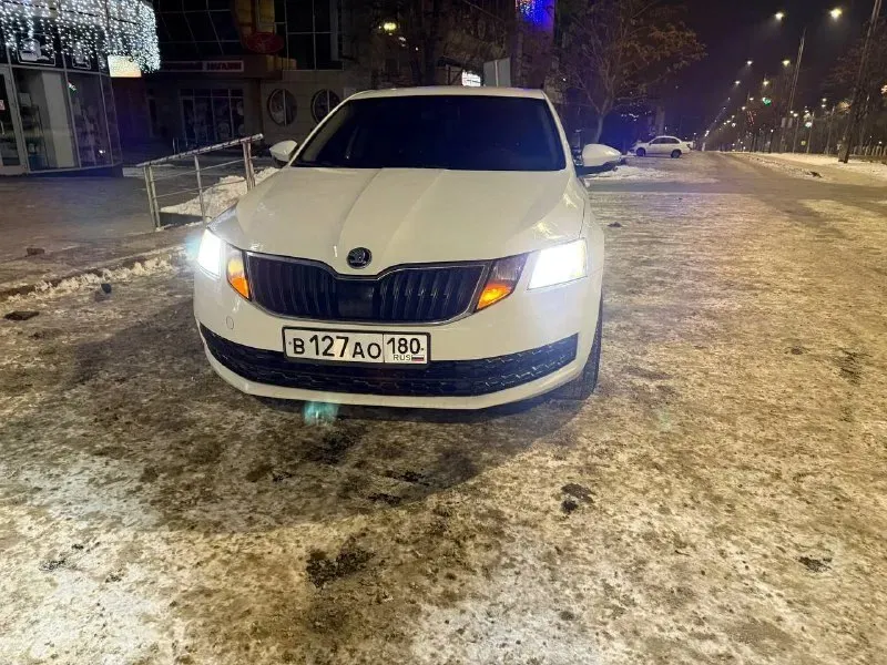 Продам skoda octavia a7 mk3 2017 г. в. мотор 1.6 110 л/с. на самом надежном и экономичном моторе. расход по трассе 6 литров. мотор и коробка без нареканий. пробег 215.000 км. новая зимняя резина. по комплектации: передние стеклоподъемники, abs, esp, кондиционер, подогрев передних сидений, установлен руль с более богатой комплектации нужно активировать (большие очереди у хороших электриков), автозапуск. по машине много чего сделано за последнее время. ходовая часть перебиралась в конце октября. из последнего: 27.12.25 замена помпы, ремня, термостатов. 12.01.26 замена передних сайлетблоков, передних ступичных подшипников. 19.01.26 замена всех топливных форсунок. также выполнен пересвет всех кнопок. я хозяин. машина в достойном состоянии. остальные вопросы по телефону +79497061016. цена:1.300.000+торг. любые проверки на любых сто. 📞 звоните: +7(949)7061016 - фотография - 3