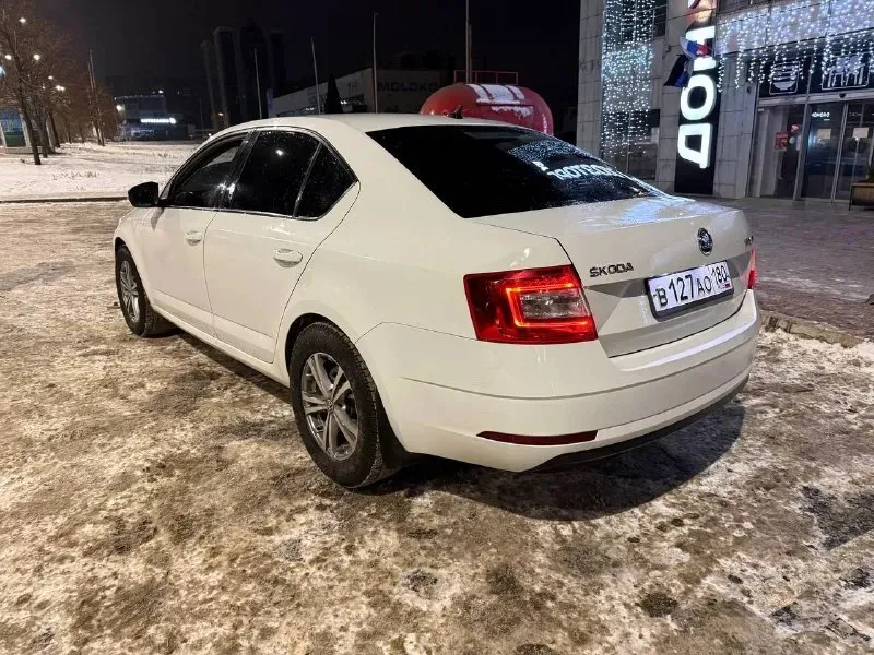 Продам skoda octavia a7 mk3 2017 г. в. мотор 1.6 110 л/с. на самом надежном и экономичном моторе. расход по трассе 6 литров. мотор и коробка без нареканий. пробег 215.000 км. новая зимняя резина. по комплектации: передние стеклоподъемники, abs, esp, кондиционер, подогрев передних сидений, установлен руль с более богатой комплектации нужно активировать (большие очереди у хороших электриков), автозапуск. по машине много чего сделано за последнее время. ходовая часть перебиралась в конце октября. из последнего: 27.12.25 замена помпы, ремня, термостатов. 12.01.26 замена передних сайлетблоков, передних ступичных подшипников. 19.01.26 замена всех топливных форсунок. также выполнен пересвет всех кнопок. я хозяин. машина в достойном состоянии. остальные вопросы по телефону +79497061016. цена:1.300.000+торг. любые проверки на любых сто. 📞 звоните: +7(949)7061016 - фотография - 6