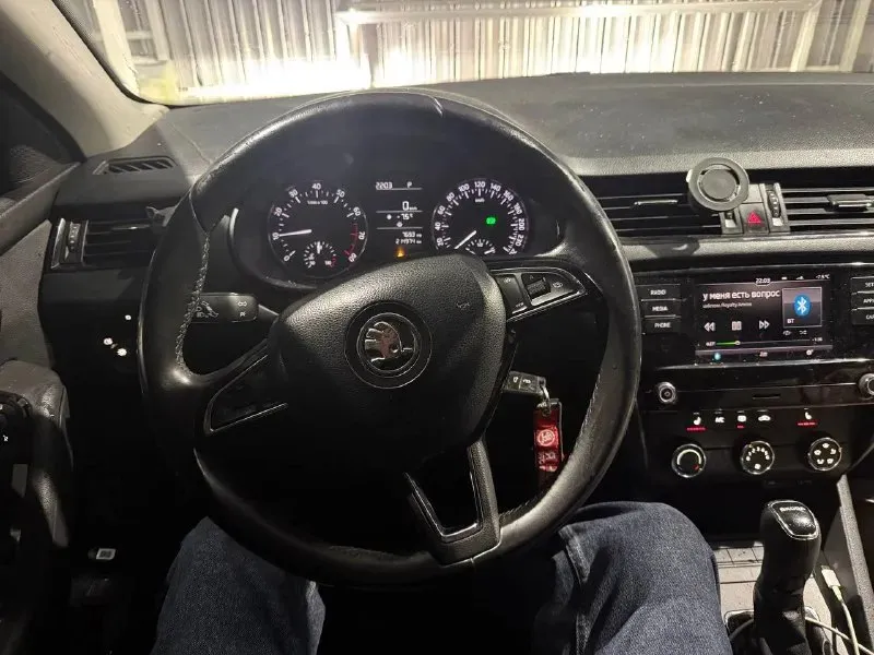 Продам skoda octavia a7 mk3 2017 г. в. мотор 1.6 110 л/с. на самом надежном и экономичном моторе. расход по трассе 6 литров. мотор и коробка без нареканий. пробег 215.000 км. новая зимняя резина. по комплектации: передние стеклоподъемники, abs, esp, кондиционер, подогрев передних сидений, установлен руль с более богатой комплектации нужно активировать (большие очереди у хороших электриков), автозапуск. по машине много чего сделано за последнее время. ходовая часть перебиралась в конце октября. из последнего: 27.12.25 замена помпы, ремня, термостатов. 12.01.26 замена передних сайлетблоков, передних ступичных подшипников. 19.01.26 замена всех топливных форсунок. также выполнен пересвет всех кнопок. я хозяин. машина в достойном состоянии. остальные вопросы по телефону +79497061016. цена:1.300.000+торг. любые проверки на любых сто. 📞 звоните: +7(949)7061016 - фотография - 8