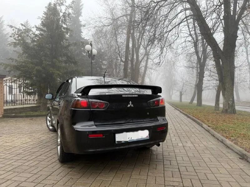 Mitsubishi ланцер х 2013 гв 1.6 обычный автомат не вариатор, авто в отличном состоянии, без жуков и коррозии, масло не ест не дымит коробка и ходовка на отлично, климат заправлен, два комплекта хорошей резины, цена 850₽ торг. макеевка. +79491777050 📲 tg: алекс 📞 звоните: +7(949)1777050 - фотография - 2