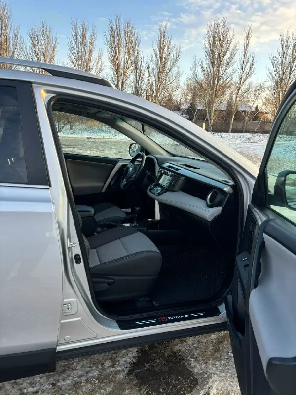 Продам toyota rav4 2015г. мотор 2.5 акпп автомат(не вариатор)передний привод, пробег 185 тыс. км. машина в отличном состоянии как внешне так и технически, кузов без каких либо вмятин, царапин и т. д. полностью обслужена и не требует никаких вложений. цена:1.850.000 г. енакиево +79495793408 📞 звоните: +7(949)5793408 - фотография - 5