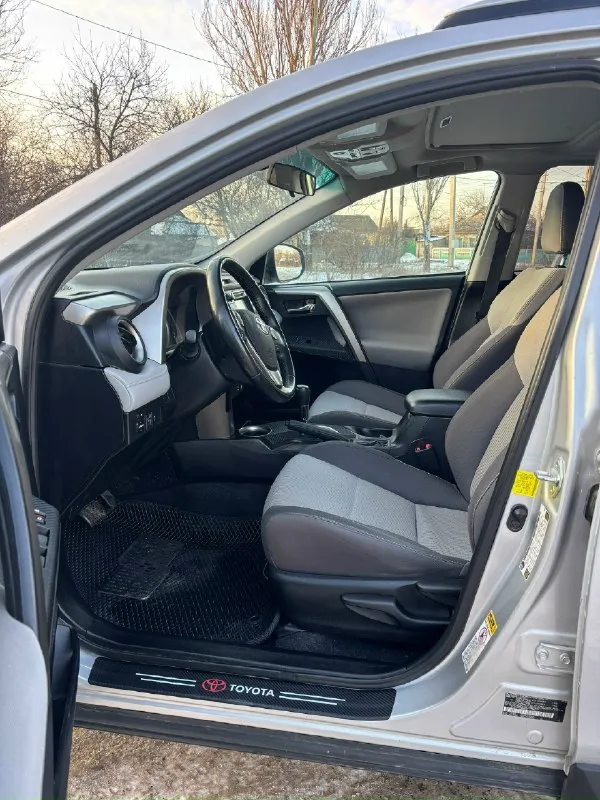 Продам toyota rav4 2015г. мотор 2.5 акпп автомат(не вариатор)передний привод, пробег 185 тыс. км. машина в отличном состоянии как внешне так и технически, кузов без каких либо вмятин, царапин и т. д. полностью обслужена и не требует никаких вложений. цена:1.850.000 г. енакиево +79495793408 📞 звоните: +7(949)5793408 - фотография - 6
