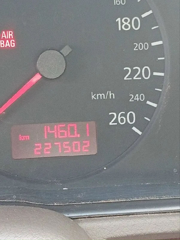 Audi а4 b5 2000 год выпуска 1.6 бензин пробег 227000 птс оригинал 1 хозяин машина пригнана из германии. в хорошем состоянии два комплекта резины 550 торг +7949 307 78 72 📞 звоните: +7(949)3077872 - фотография - 7