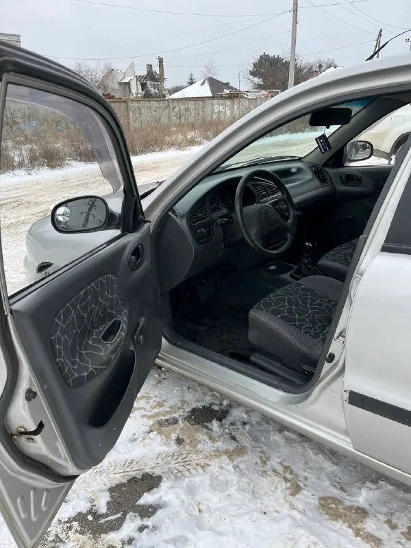Продам daewoo sens! год - 2003 родной пробег-207 тысяч. 2 владельца с салона!!! машина местная не пригон! двигатель работает отлично, тяга хорошая. коробка без нареканий! дно, пороги идеал без гнили и прочего! ходовая в норме. авто стоит на симпатичных дисках, с не плохой музыкой! документы в полном порядке. осмотр г. мариуполь цена - 190 тысяч рублей! тел. +79494970042 - фотография - 8
