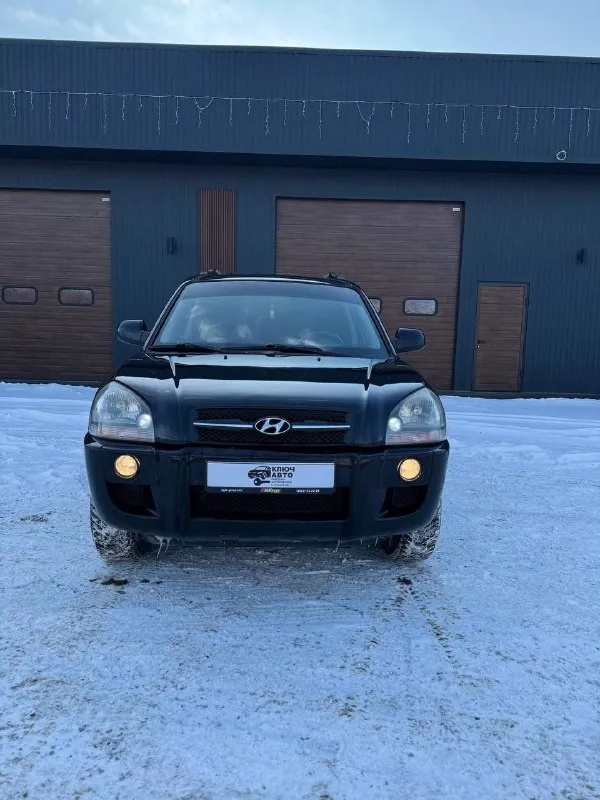 🔵 hyundai tucson, 2008 год выпуска. 🤑 цена: 870.000 рублей • объём двигателя: 2.0 л. • пробег: 155.000 км. • коробка: механика, 5 ступка. ➡️по машине: автомобиль в отличном состоянии как технически, так и внешне! без дтп, бережное использование - присутствует автотека по запросу. комплектация: ✅ кондиционер ✅ климат контроль ✅ подогревы сидений, зон дворников, стёкл и зеркал ✅ полный стеклопакет ✅ парктроники ✅ легкоспалвные диски + новая зимняя резина ✅ сочный чёрный цвет ✅ родной окрас ✅ зеленая автотека ❗️юридически автомобиль чист, без штрафов и запретов. по необходимости - предоставлю видео отчёт по автомобилю. 🏢 город: амвросиевка. 🚗 есть доставка в ваш город лднр по договоренности. 🤙 телефоны для связи: +79490789890 +79493391770 ✅ telegram и whats`app к номерам привязаны, телефон включен всегда! 📲 tg: @alex_autovrn 📞 звоните: +7(949)0789890 - фотография - 2