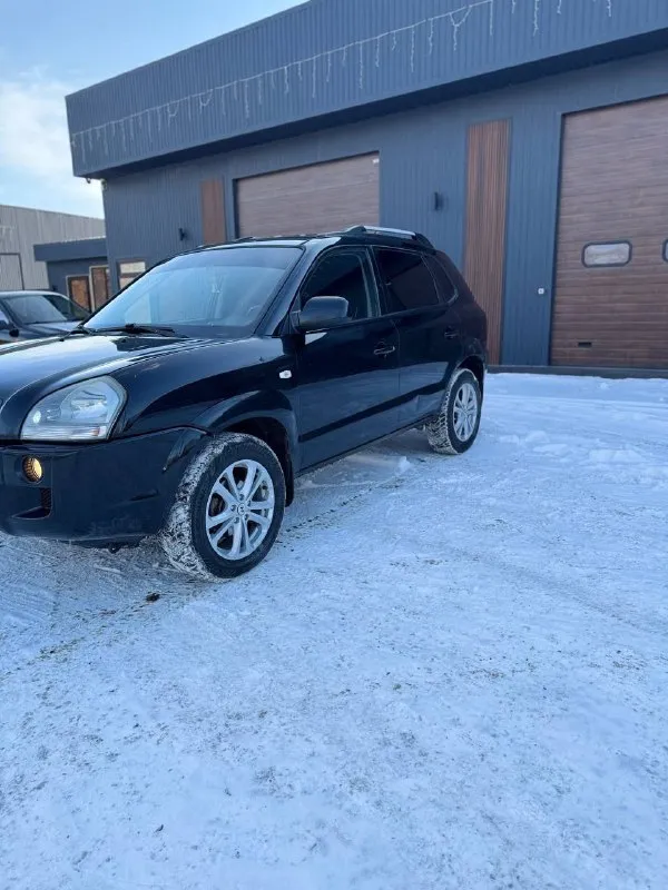 🔵 hyundai tucson, 2008 год выпуска. 🤑 цена: 870.000 рублей • объём двигателя: 2.0 л. • пробег: 155.000 км. • коробка: механика, 5 ступка. ➡️по машине: автомобиль в отличном состоянии как технически, так и внешне! без дтп, бережное использование - присутствует автотека по запросу. комплектация: ✅ кондиционер ✅ климат контроль ✅ подогревы сидений, зон дворников, стёкл и зеркал ✅ полный стеклопакет ✅ парктроники ✅ легкоспалвные диски + новая зимняя резина ✅ сочный чёрный цвет ✅ родной окрас ✅ зеленая автотека ❗️юридически автомобиль чист, без штрафов и запретов. по необходимости - предоставлю видео отчёт по автомобилю. 🏢 город: амвросиевка. 🚗 есть доставка в ваш город лднр по договоренности. 🤙 телефоны для связи: +79490789890 +79493391770 ✅ telegram и whats`app к номерам привязаны, телефон включен всегда! 📲 tg: @alex_autovrn 📞 звоните: +7(949)0789890 - фотография - 3