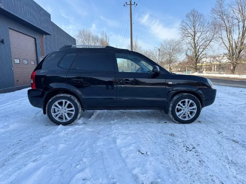 🔵 hyundai tucson, 2008 год выпуска. 🤑 цена: 870.000 рублей • объём двигателя: 2.0 л. • пробег: 155.000 км. • коробка: механика, 5 ступка. ➡️по машине: автомобиль в отличном состоянии как технически, так и внешне! без дтп, бережное использование - присутствует автотека по запросу. комплектация: ✅ кондиционер ✅ климат контроль ✅ подогревы сидений, зон дворников, стёкл и зеркал ✅ полный стеклопакет ✅ парктроники ✅ легкоспалвные диски + новая зимняя резина ✅ сочный чёрный цвет ✅ родной окрас ✅ зеленая автотека ❗️юридически автомобиль чист, без штрафов и запретов. по необходимости - предоставлю видео отчёт по автомобилю. 🏢 город: амвросиевка. 🚗 есть доставка в ваш город лднр по договоренности. 🤙 телефоны для связи: +79490789890 +79493391770 ✅ telegram и whats`app к номерам привязаны, телефон включен всегда! 📲 tg: @alex_autovrn 📞 звоните: +7(949)0789890 - фотография - 4