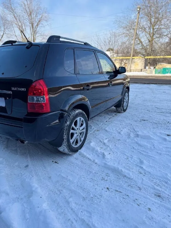 🔵 hyundai tucson, 2008 год выпуска. 🤑 цена: 870.000 рублей • объём двигателя: 2.0 л. • пробег: 155.000 км. • коробка: механика, 5 ступка. ➡️по машине: автомобиль в отличном состоянии как технически, так и внешне! без дтп, бережное использование - присутствует автотека по запросу. комплектация: ✅ кондиционер ✅ климат контроль ✅ подогревы сидений, зон дворников, стёкл и зеркал ✅ полный стеклопакет ✅ парктроники ✅ легкоспалвные диски + новая зимняя резина ✅ сочный чёрный цвет ✅ родной окрас ✅ зеленая автотека ❗️юридически автомобиль чист, без штрафов и запретов. по необходимости - предоставлю видео отчёт по автомобилю. 🏢 город: амвросиевка. 🚗 есть доставка в ваш город лднр по договоренности. 🤙 телефоны для связи: +79490789890 +79493391770 ✅ telegram и whats`app к номерам привязаны, телефон включен всегда! 📲 tg: @alex_autovrn 📞 звоните: +7(949)0789890 - фотография - 5