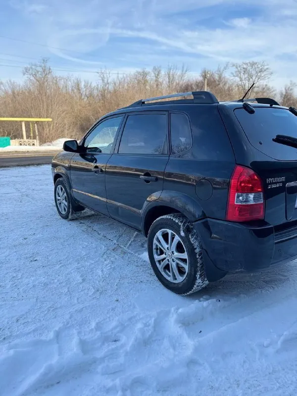 🔵 hyundai tucson, 2008 год выпуска. 🤑 цена: 870.000 рублей • объём двигателя: 2.0 л. • пробег: 155.000 км. • коробка: механика, 5 ступка. ➡️по машине: автомобиль в отличном состоянии как технически, так и внешне! без дтп, бережное использование - присутствует автотека по запросу. комплектация: ✅ кондиционер ✅ климат контроль ✅ подогревы сидений, зон дворников, стёкл и зеркал ✅ полный стеклопакет ✅ парктроники ✅ легкоспалвные диски + новая зимняя резина ✅ сочный чёрный цвет ✅ родной окрас ✅ зеленая автотека ❗️юридически автомобиль чист, без штрафов и запретов. по необходимости - предоставлю видео отчёт по автомобилю. 🏢 город: амвросиевка. 🚗 есть доставка в ваш город лднр по договоренности. 🤙 телефоны для связи: +79490789890 +79493391770 ✅ telegram и whats`app к номерам привязаны, телефон включен всегда! 📲 tg: @alex_autovrn 📞 звоните: +7(949)0789890 - фотография - 6