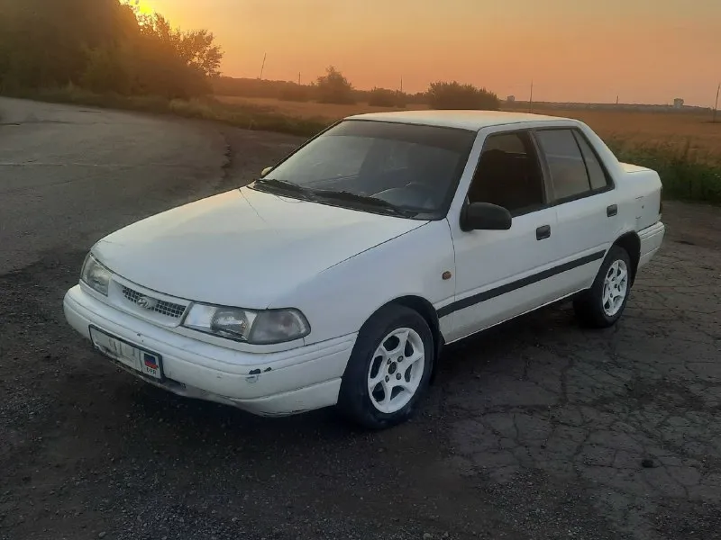 Макеевка продается hyundai accent (pony) 1994 года. цена: 135.000₽ тел +79495334582 состояние: * внешний вид: есть небольшие недостатки, краска на бамперах потрескалась не держаться некоторые крепления * техническое состояние: двигатель капитально отремонтирован, установлены новые кольца, клапана, . характеристики: * двигатель: инжектор, 1.5 л ( mitsubishi g4 1.5). * коробка передач: 5-ступенчатая. * гидроусилитель руля: есть. * ходовая часть: в норме, шрусы и пыльники рабочие. * фары: линзовые led с охлаждением. салон: * в хорошем состоянии, тканевые чехлы. * аудиосистема: заводские динамики, новая магнитола с bluetooth и fm. колеса: * диски титановые родные, резина передняя зимние (14r), задние летние (14r). особенности: * печка работает. * два типа регистрации: постоянная украинская и временная днр. (с божьей помощью станет на временную регистрацию рф если продлят перерегистрацию) * в комплекте с машиной отдам много запчастей и разобранный двигатель j4dj1.3 с гбц под 📞 звоните: +7(949)5334582 - фотография - 2