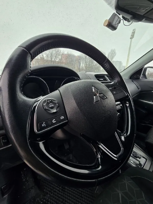 Продаю автомобиль mitsubishi outlander sport (американский аналог asx), 11. 2019 год. • ​внешний вид: насыщенный синий цвет, который отлично смотрится в любую погоду. состояние кузова — как на фото. • ​салон: ухоженный интерьер. в салоне установлена современная мультимедиа с большим экраном. • ​практичность: вместительный багажник задний ряд сидений легко складывается в ровный пол. • двигатель/кпп: атмосферный мотор 2.0 л (155 л. с.). работает идеально, масло менялось строго по регламенту. • привод: подключаемый полный привод. • трансмиссия: надежный вариатор (cvt) от компании jatco. работает плавно, без рывков. • ​техническое состояние:обслуживание проводилось вовремя. руль и органы управления не затерты, что подтверждает бережную эксплуатацию. • пробег: 160 000 км. автомобиль полностью обслужен и готов к любым проверкам. машина на ходу каждый день, вложений не требует. продажа от собственника. цена: 1800000 разумный торг возможен у капота +79493673496 📲 tg: @pxoenixdnr 📞 звоните: +7(949)3673496 - фотография - 3