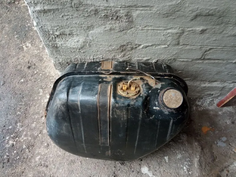 Продам ваз 2101 по запчастям. двигателя, сидений, лобового, стартера, генератора, бамперов нет. все остальное есть: двери в хорошем состоянии, коробка и задний мост в идеальном состоянии без посторонних шумов, бензобак в отличном состоянии не паяный не гнилой, ходовая часть, рычаги, ступицы поворотные кулаки, полуоси, трамблер, тормозная система суппорта, и много чего другого, по интересующим позициям пишите или звоните +79497257296 отвечу на ваши вопросы. продам хромированные элементы на ваз 2101: решетка радиатора, , передние фары, задние фары, оригинальный радиоприемник, антену с установкой в крыло, дверные ручки. всё в хорошем состоянии цены договорные что интересует звоните +79497257296 или в лс. продам рем вставки нижнюю часть передних крыльев ваз 2101,02,03,06 новые, мне не пригодились 700 руб за две 📲 tg: юрий 📞 звоните: +7(949)7257296 - фотография - 7