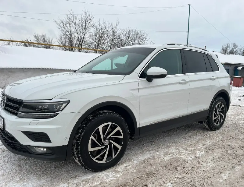 Volkswagen tiguan 2.0 2018 г. в.бензин, полный привод, коробка (dq 500). пробег 115.000 км. (оригинальный) авто в идеальном состоянии, обслужена и не требует вложений. машина покупалась у официального дилера в краснодарском крае, там же и эксплуатировалась. кузов весь в заводском окрасе (включая бампера), стёкла все родные, все узлы и агрегаты в идеальном состоянии. комплектация пред максимальная, есть всё для комфортной езды!!! любые проверки за ваш счёт. цена 2.890 🔥 осмотр макеевка +79493495866 📞 🇷🇺 звоните: +79493495866 - фотография - 2
