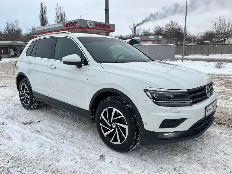 Volkswagen tiguan 2.0 2018 г. в.бензин, полный привод, коробка (dq 500). пробег 115.000 км. (оригинальный) авто в идеальном состоянии, обслужена и не требует вложений. машина покупалась у официального дилера в краснодарском крае, там же и эксплуатировалась. кузов весь в заводском окрасе (включая бампера), стёкла все родные, все узлы и агрегаты в идеальном состоянии. комплектация пред максимальная, есть всё для комфортной езды!!! любые проверки за ваш счёт. цена 2.890 🔥 осмотр макеевка +79493495866 📞 🇷🇺 звоните: +79493495866 - фотография - 3