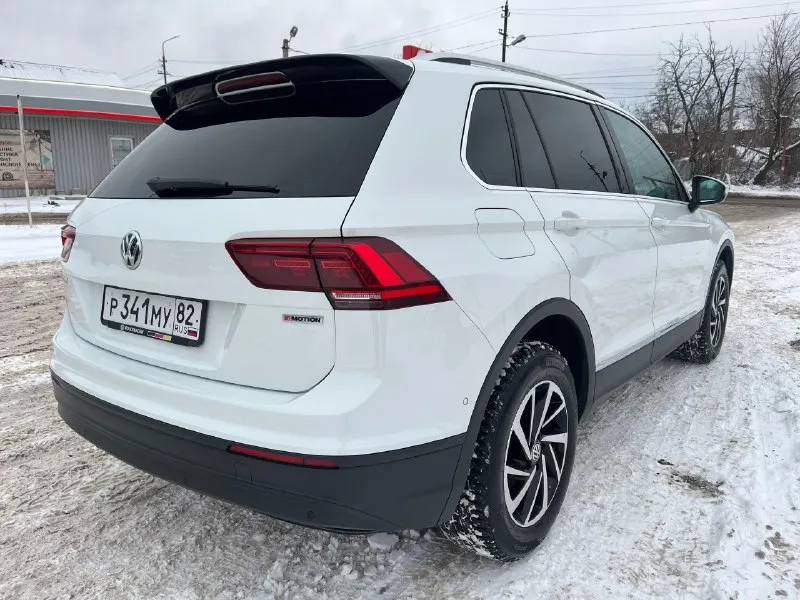 Volkswagen tiguan 2.0 2018 г. в.бензин, полный привод, коробка (dq 500). пробег 115.000 км. (оригинальный) авто в идеальном состоянии, обслужена и не требует вложений. машина покупалась у официального дилера в краснодарском крае, там же и эксплуатировалась. кузов весь в заводском окрасе (включая бампера), стёкла все родные, все узлы и агрегаты в идеальном состоянии. комплектация пред максимальная, есть всё для комфортной езды!!! любые проверки за ваш счёт. цена 2.890 🔥 осмотр макеевка +79493495866 📞 🇷🇺 звоните: +79493495866 - фотография - 4